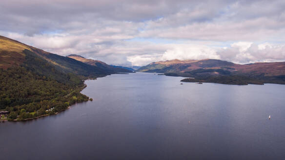 Luftaufnahme der Landschaft des Sees Loch Lomond im Loch Lomond and The Trosshacs National Park in der Nähe von Glasgow in Schottland. - AAEF07328