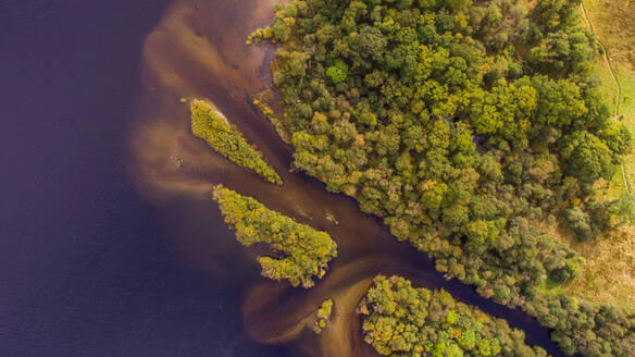 Luftaufnahme eines kleinen Flusses, der in der Nähe von Luss in Schottland in den See Loch Lomond mündet. - AAEF07330