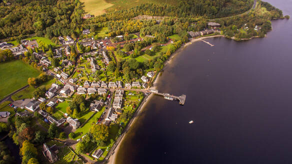 Luftaufnahme von Luss, einem kleinen Ort im Loch Lomond and The Trossachs National Park in der Nähe von Glasgow in Schottland. - AAEF07331