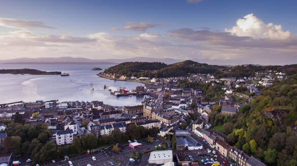 Luftaufnahme der Stadt Oban, einer berühmten Stadt an der Westküste Schottlands. - AAEF07335