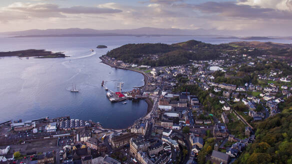 Luftaufnahme der Stadt Oban, einer berühmten Stadt an der Westküste Schottlands. - AAEF07336