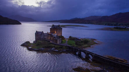 Luftaufnahme der Abenddämmerung an der berühmten Burg Aielan Donan bei Dornie in Schottland. - AAEF07349