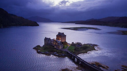 Luftaufnahme der Abenddämmerung an der berühmten Burg Aielan Donan bei Dornie in Schottland. - AAEF07351