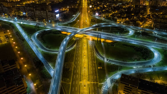 Luftaufnahme der Kreuzung der Drzic Avenue und der Slavonska Avenue bei Nacht in Zagreb, Kroatien. - AAEF07367