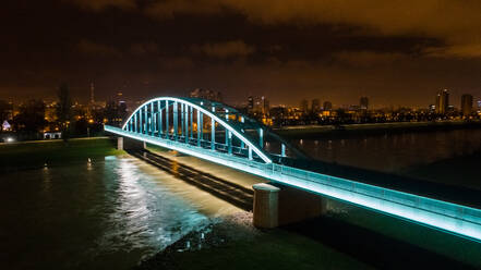 Luftaufnahme der berühmten Eisenbahnbrücke über die Sava bei Nacht in Zagreb, Kroatien, die auch als Hendrix-Brücke bekannt ist. - AAEF07368