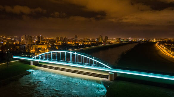 Luftaufnahme der berühmten Eisenbahnbrücke über die Sava bei Nacht in Zagreb, Kroatien, die auch als Hendrix-Brücke bekannt ist. - AAEF07370