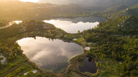 Luftaufnahme der Bacina-Seen, einer berühmten Touristenattraktion in der Nähe der Stadt Ploce in Dalmatien, Kroatien. - AAEF07374