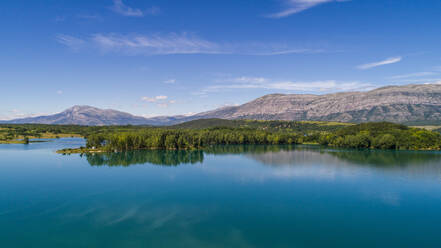 Luftaufnahme des Sees Peruca und der umliegenden Landschaft in der Nähe der Stadt Sinj in Dalmatien, Kroatien. - AAEF07381