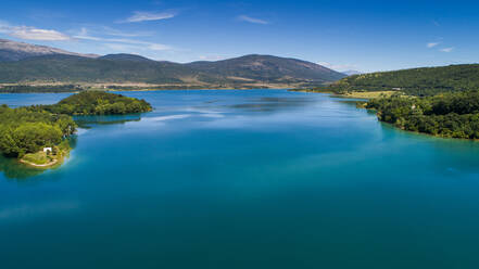 Luftaufnahme des Sees Peruca und der umliegenden Landschaft in der Nähe der Stadt Sinj in Dalmatien, Kroatien. - AAEF07388