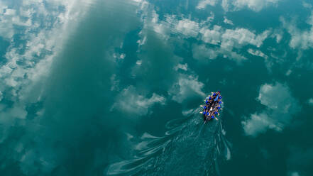 Luftaufnahme von Booten während des traditionellen Bootsrennens auf den Bacina-Seen in der Nähe der Stadt Ploce in Dalmatien, Kroatien. - AAEF07394