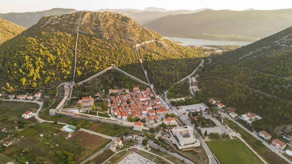 Luftaufnahme der berühmten Touristenstadt Ston in Dalmatien, Kroatien, die für ihre Stadtmauern und alten Salinen berühmt ist. - AAEF07418