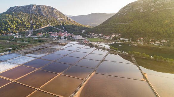 Luftaufnahme von Salinen in der berühmten Stadt Ston in Dalmatien, Kroatien. - AAEF07420