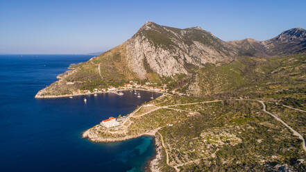 Luftaufnahme der Landschaft der Halbinsel Peljesac und des kleinen Ortes Trstenik in Dalmatien, Kroatien. - AAEF07422