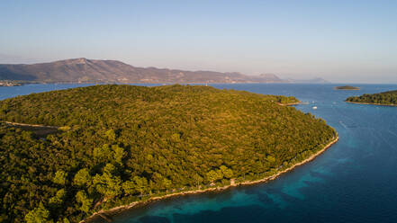 Luftaufnahme von Badija, einer Insel in der Nähe von Korcula in Dalmatien, Kroatien, mit einem berühmten Kloster darauf. - AAEF07436