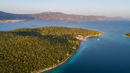 Luftaufnahme von Badija, einer Insel in der Nähe von Korcula in Dalmatien, Kroatien, mit einem berühmten Kloster darauf. - AAEF07437