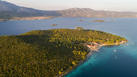 Luftaufnahme von Badija, einer Insel in der Nähe von Korcula in Dalmatien, Kroatien, mit einem berühmten Kloster darauf. - AAEF07439