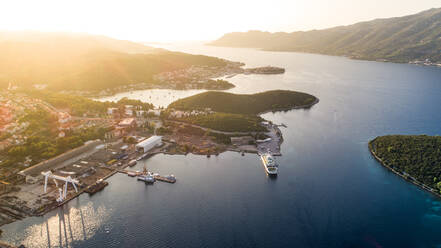 Luftaufnahme des Angebotshafens auf der Insel Korcula in Dalmatien, Kroatien, dem angeblichen Geburtsort von Marco Polo. - AAEF07440