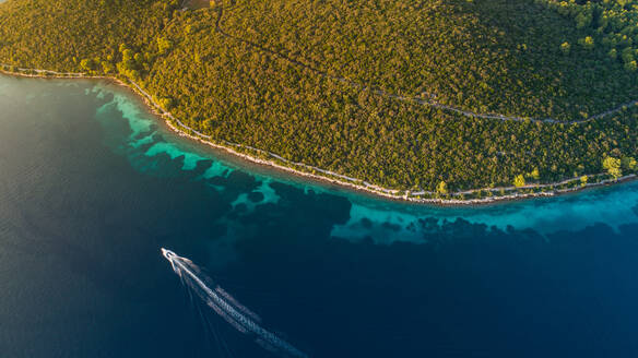 Luftaufnahme von Badija, einer Insel in der Nähe von Korcula in Dalmatien, Kroatien, mit einem berühmten Kloster darauf. - AAEF07441