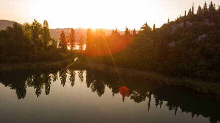 Luftaufnahme des Morgens an den Bacina-Seen in der Nähe der Stadt Ploce in Dalmatien, Kroatien. - AAEF07451