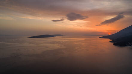 Luftaufnahme eines friedlichen Sonnenuntergangs in der Nähe von Drvenik in Dalmatien, Kroatien. - AAEF07457