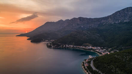 Luftaufnahme der Sonnenuntergangsstunden an der Adriaküste bei Drvenik in Dalmatien, Kroatien. - AAEF07458