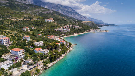 Luftaufnahme der Küste und des Strandes in Krvavica in der Nähe der Stadt Makarska in Dalmatien, Kroatien. - AAEF07462