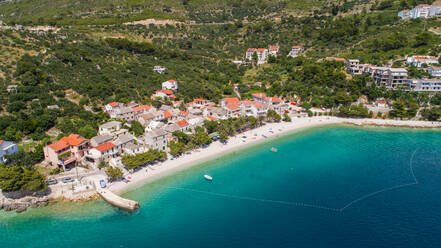 Luftaufnahme der Küste und des Strandes in Krvavica in der Nähe der Stadt Makarska in Dalmatien, Kroatien. - AAEF07467