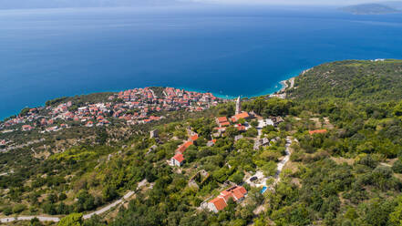 Luftaufnahme des alten Dorfes Podaca und Podaca in der Nähe des Meeres in Dalmatien, Kroatien. - AAEF07476