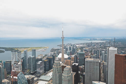 Luftaufnahme der Skyline von Toronto mit dem berühmten CN-Tower, in der Nähe des Ontariosees - AAEF07477