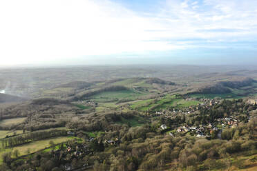 Luftaufnahme der farbenfrohen grünen Malvern Hills, Vereinigtes Königreich - AAEF07498