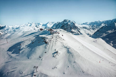 Luftaufnahme von Bergen im Skigebiet in den französischen Alpen, Frankreich. - AAEF07499