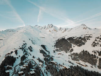 Luftaufnahme der Skigebiete in les trois vallées, Französische Alpen, Frankreich. - AAEF07500