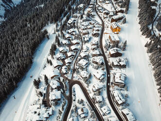 Luftaufnahme von Chalets in les trois vallées im Winter, Frankreich. - AAEF07501