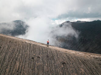 Luftaufnahme eines Mannes, der den Mount Bromo beobachtet, Ost-Java, Indonesien. - AAEF07518