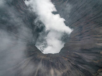 Luftaufnahme des Kraters des Mount Bromo, Ost-Java, Indonesien. - AAEF07519