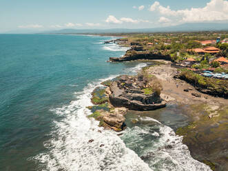 Luftaufnahme des Tanah-Lot-Tempels in der Region Tabanan, Bali, Indonesien. - AAEF07533