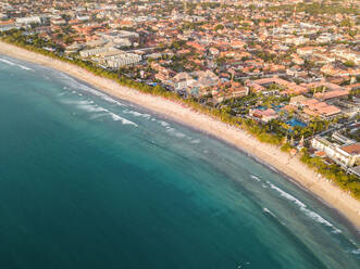 Luftaufnahme des Strandufers in Kuta, Badung, Bali, Indonesien. - AAEF07543