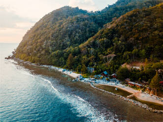 Luftaufnahme der Küste mit Resorts und Sandstrand in Lampuuk, Aceh, Indonesien. - AAEF07544