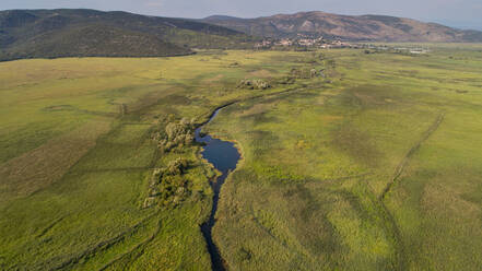 Luftaufnahme der wilden Landschaft des Flusses Norin im Neretva-Tal in der Nähe der Stadt Metkovic in Dalmatien, Kroatien. - AAEF07553