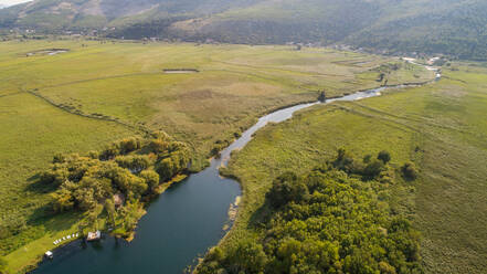 Luftaufnahme der wilden Landschaft des Flusses Norin im Neretva-Tal in der Nähe der Stadt Metkovic in Dalmatien, Kroatien. - AAEF07554