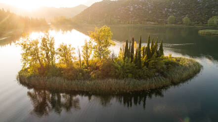 Luftaufnahme des berühmten Wahrzeichens der Bacina-Seen, der Insel der Liebe, in der Nähe der Stadt Ploce in Dalmatien, Kroatien. - AAEF07565