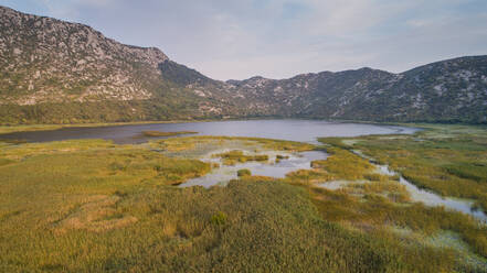 Luftaufnahme der Landschaft des Kuti-Sees im Neretva-Tal. Einigen Legenden zufolge ist das antike Troja unter diesem See begraben, der sich in der Nähe der Stadt Opuzen in Dalmatien, Kroatien, befindet. - AAEF07586