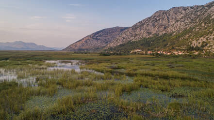 Luftaufnahme der Landschaft des Kuti-Sees im Neretva-Tal. Einigen Legenden zufolge ist das antike Troja unter diesem See begraben, der sich in der Nähe der Stadt Opuzen in Dalmatien, Kroatien, befindet. - AAEF07587