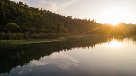 Luftaufnahme des Sonnenuntergangs an den Bacina-Seen und ihrem berühmten Wahrzeichen, der Insel der Liebe, in der Nähe der Stadt Ploce in Dalmatien, Kroatien. - AAEF07593