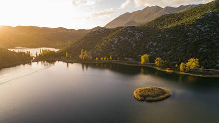 Luftaufnahme des Sonnenuntergangs im Herbst an der berühmten Touristenattraktion Bacina-Seen in der Nähe der Stadt Ploce in Dalmatien, Kroatien. - AAEF07615