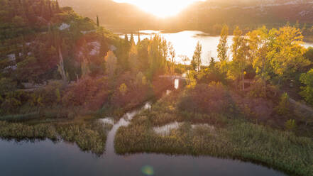 Luftaufnahme des Sonnenuntergangs im Herbst an der berühmten Touristenattraktion Bacina-Seen in der Nähe der Stadt Ploce in Dalmatien, Kroatien. - AAEF07617