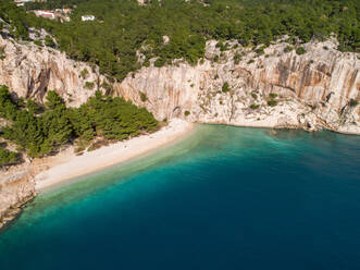 Luftaufnahme des berühmten Strandes Nugal in der Nähe der Stadt Makarska in Dalmatien, Kroatien, der zu einem der schönsten Strände Kroatiens gekürt wurde. - AAEF07639