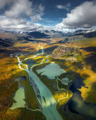 Luftaufnahme des Sarek-Nationalparks, Gemeinde Jokkmokk, Lappland in Nordschweden mit Flussdelta und großer Felsformation, Blick von der Landmarke Skierfe - AAEF07641