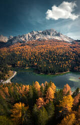 Luftaufnahme von Cortina d'Ampezzo, Dolomiten, Italien, mit Bergen im Hintergrund und Herbstbäumen. - AAEF07646