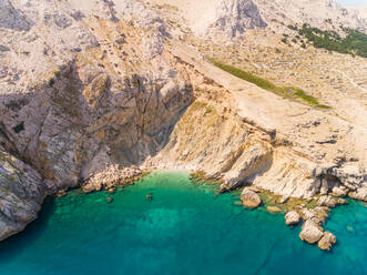 Luftaufnahme des Ufers des Strandes Skrinjica in Baska, Insel Krk, Kroatien. - AAEF07648